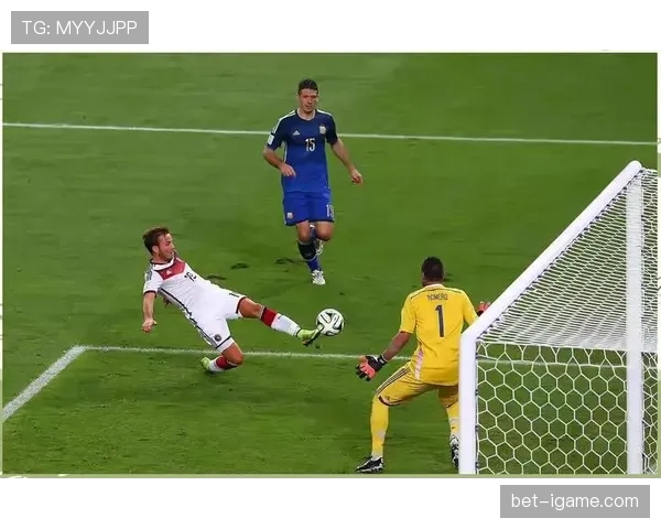 足球赛事回顾引爆热议：精彩瞬间与战术博弈成焦点